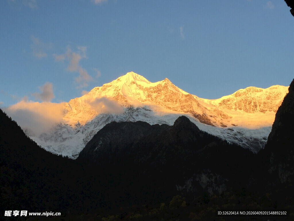 日照金山壮丽雪山