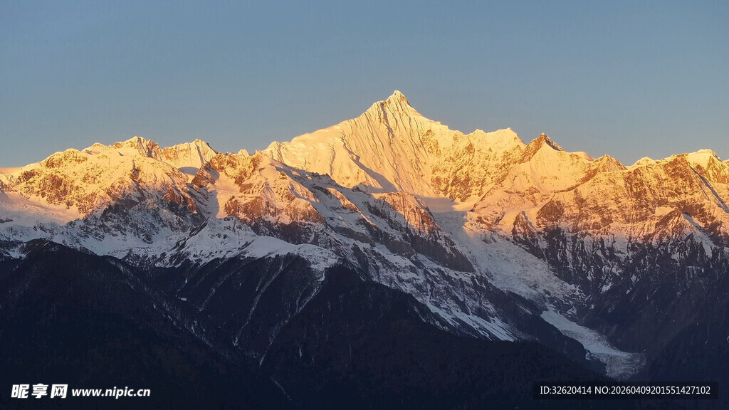 日照金山壮丽雪山景观