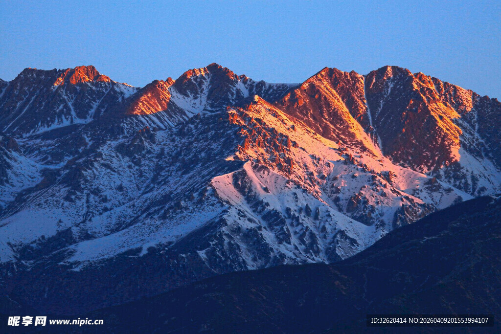 夕阳下的壮丽雪山