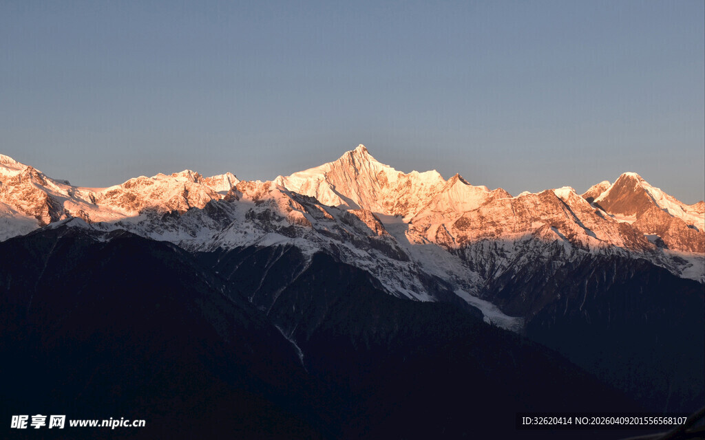 雪山壮丽日出美景