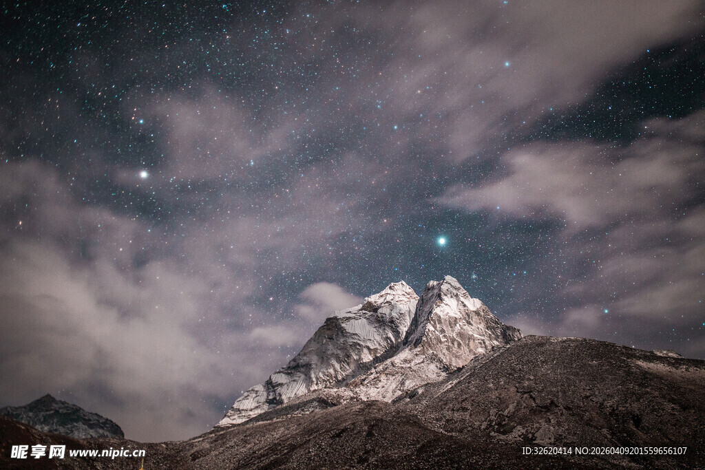 星空下的巍峨雪山