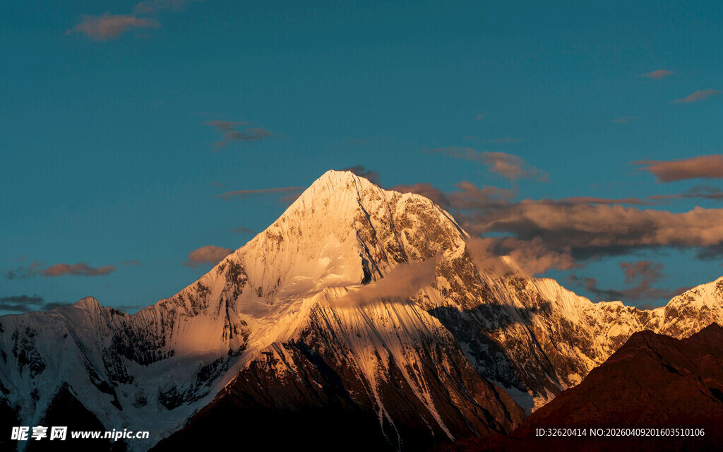 壮丽雪山映于蓝天之下