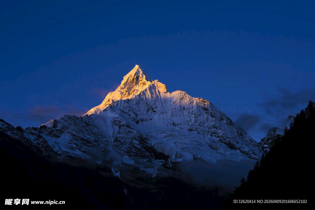 日照金山下的巍峨雪山