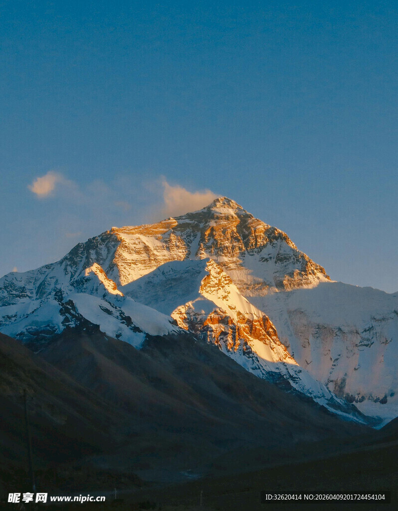日照金山下的壮丽雪山