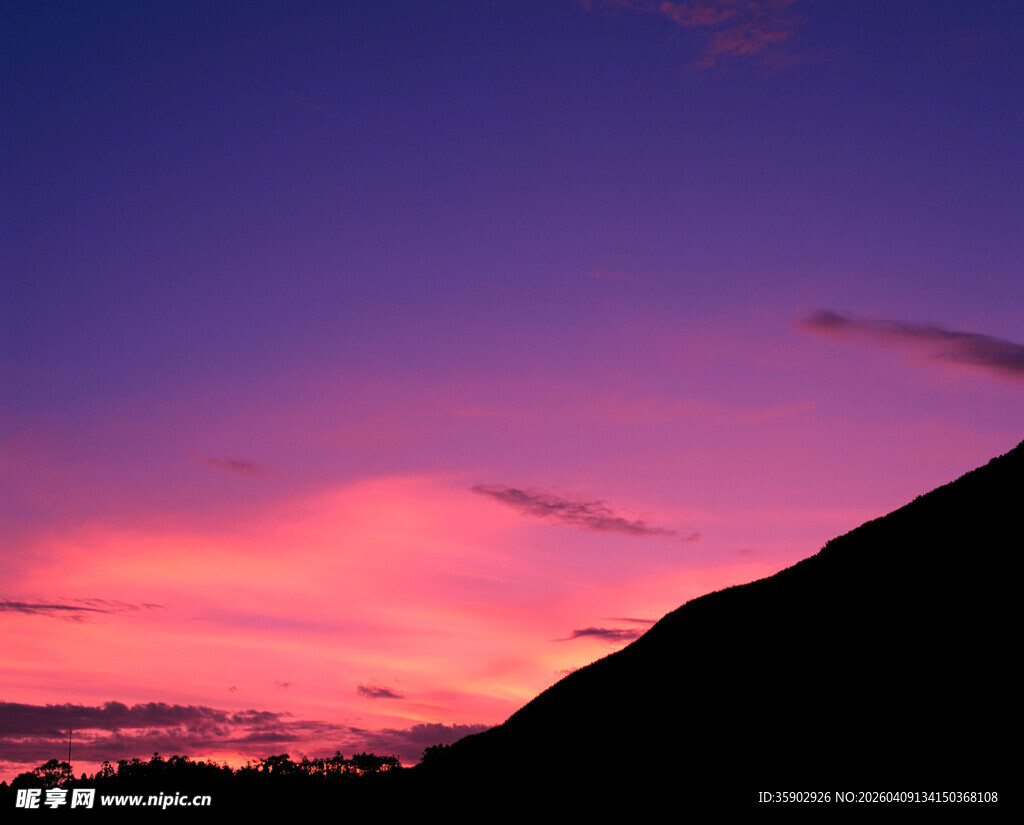 日落时分的山峦与绚丽天空