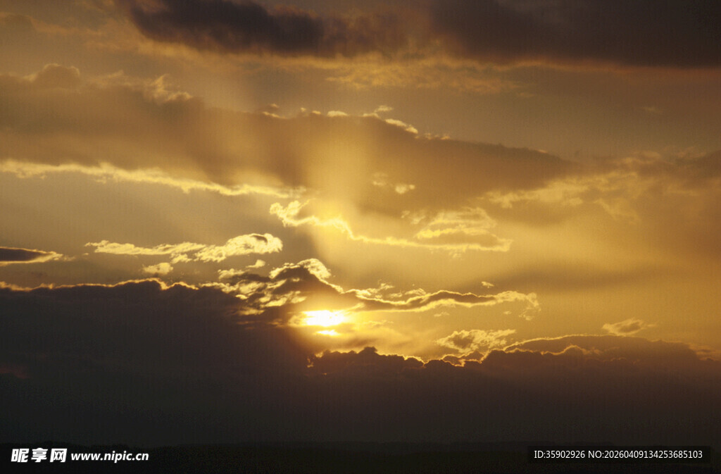 夕阳穿透云层的壮丽景象
