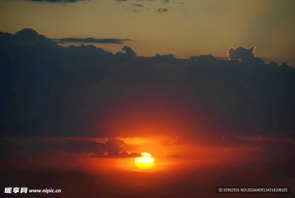 夕阳西下的壮丽天空景观