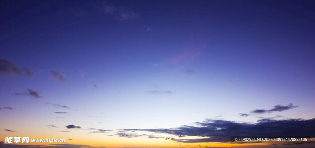黄昏时分的绚丽天空