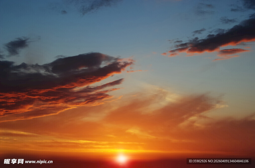 壮丽夕阳下的绚烂天空