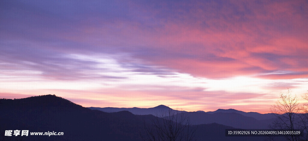 壮丽晚霞下的连绵山脉