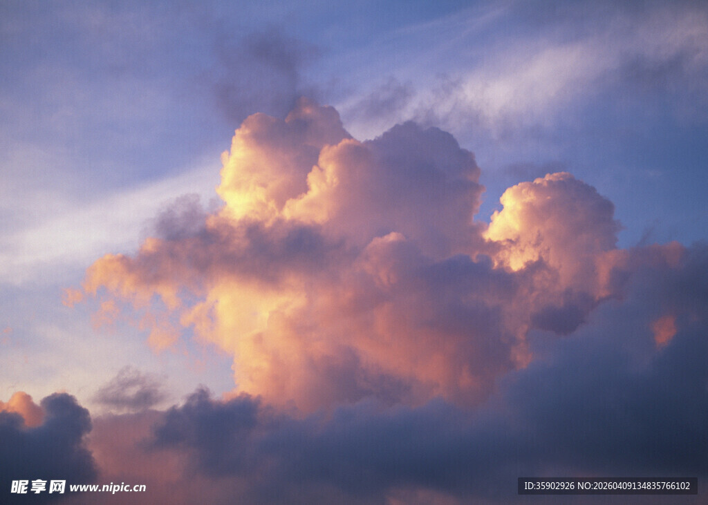 绚丽晚霞中的壮观云朵