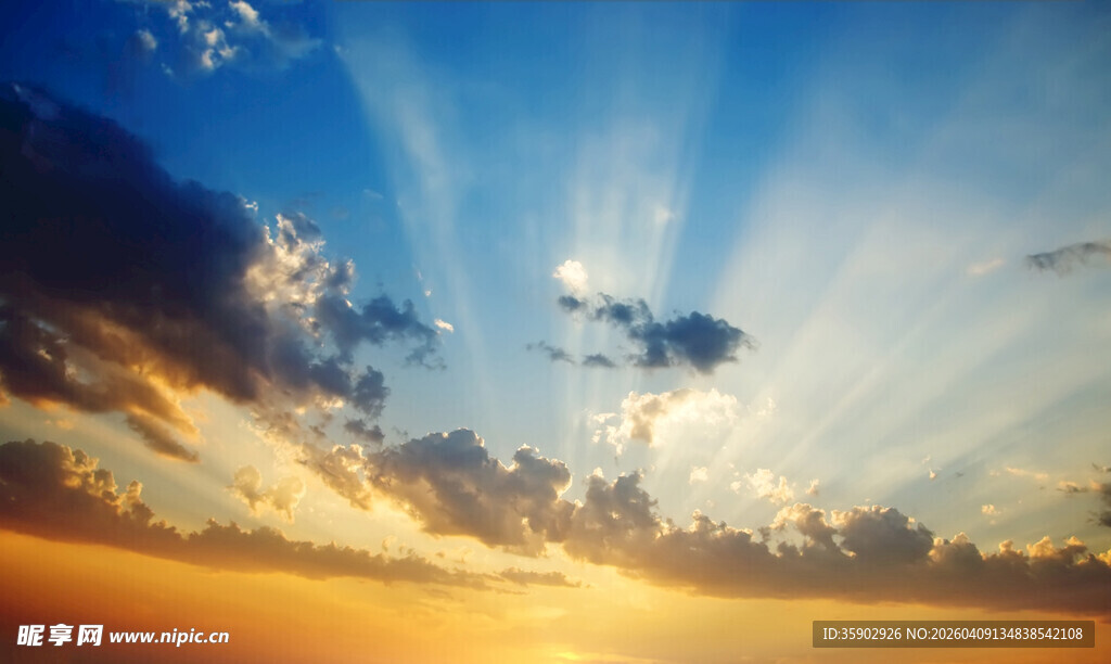 日出时分的绚丽天空