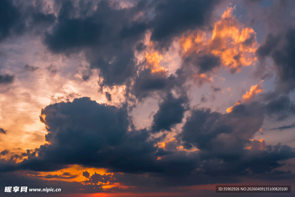 绚丽晚霞中的壮观云层