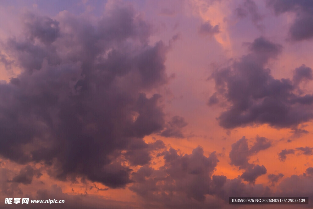 绚丽晚霞中的壮观云层
