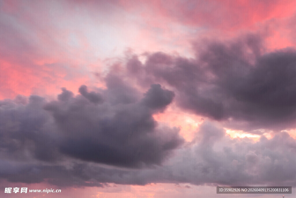 绚丽晚霞中的厚重云层