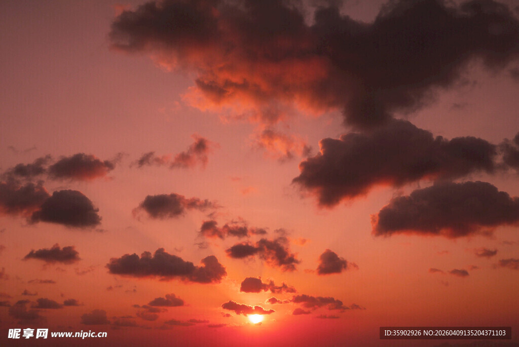 夕阳西下天边云霞绚烂