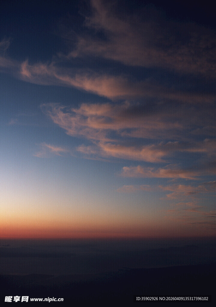 黄昏时分的绚烂天空