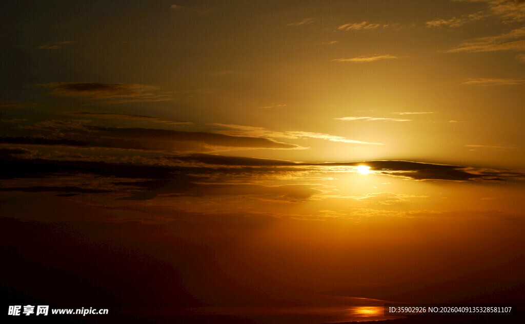 夕阳下的海面美景
