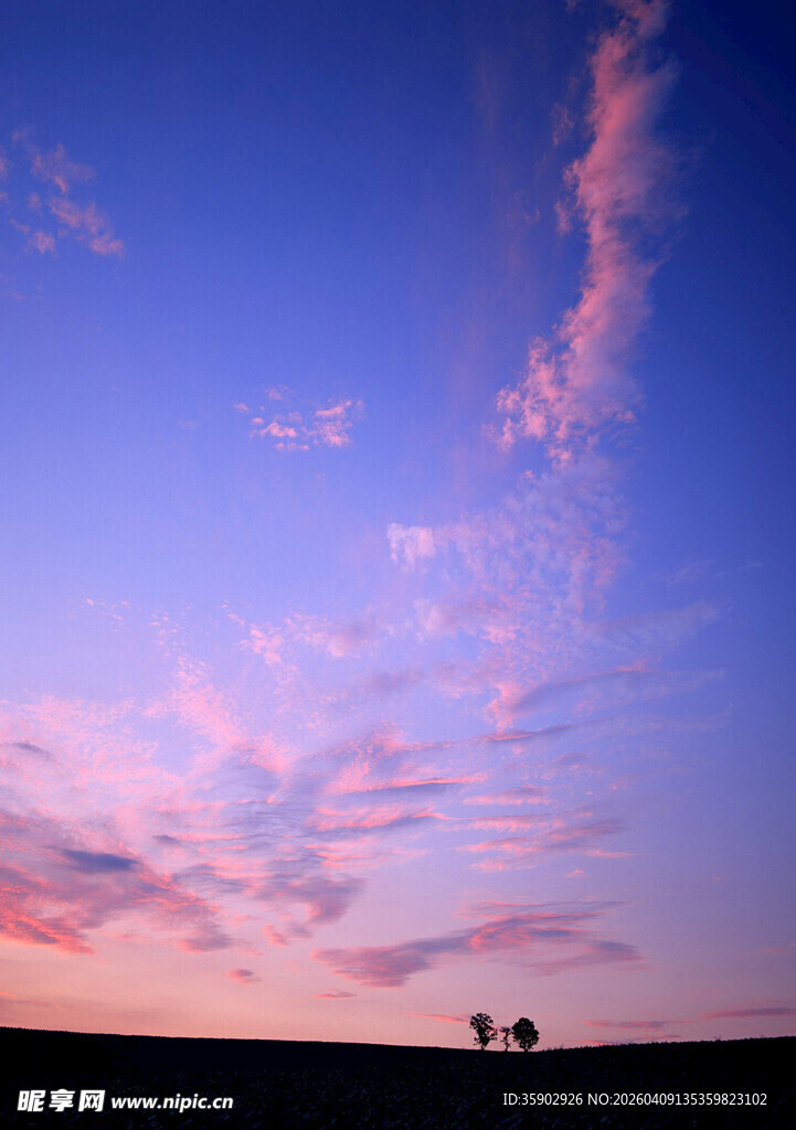 日落时分的绚烂天空
