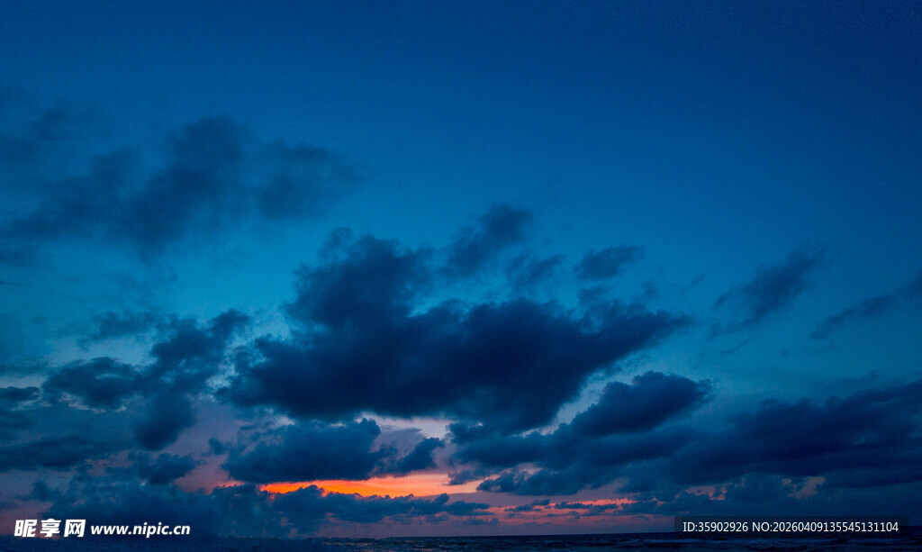 夜幕下的绚烂云海