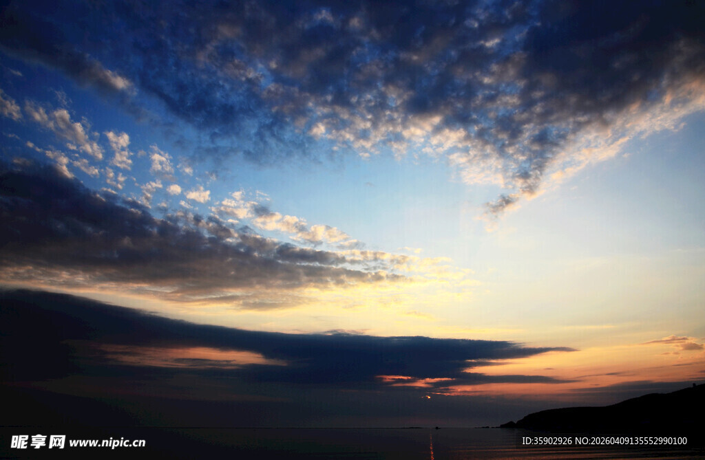 海边日落天空壮丽美景