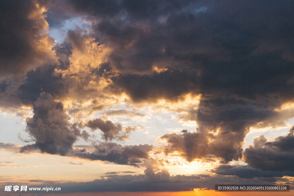 日落时分的壮丽云霞