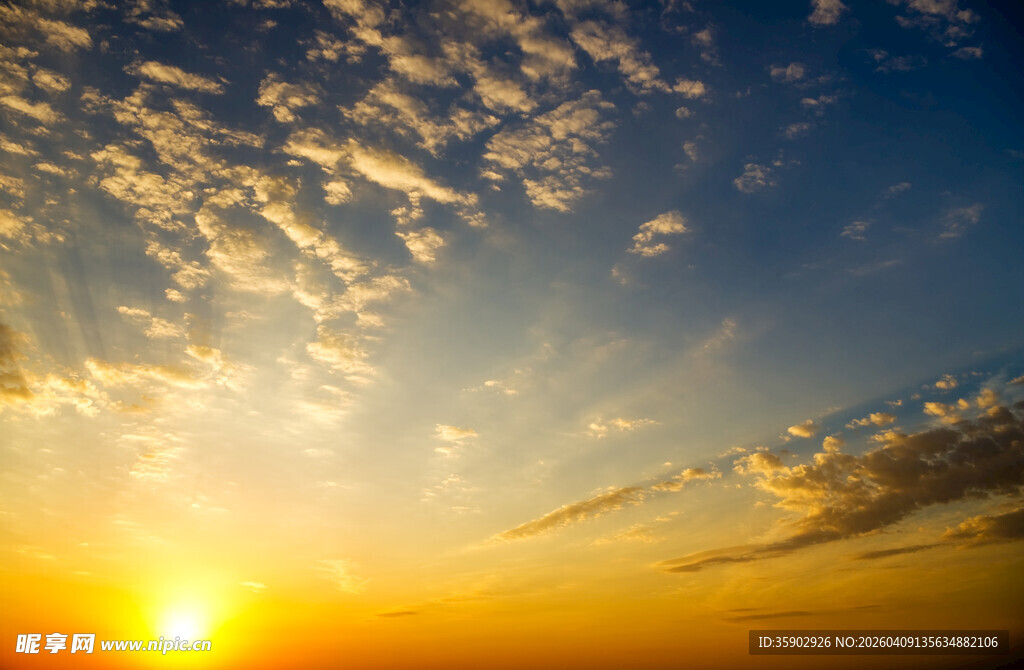 日出时分的绚烂天空