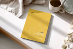 黄色笔记本置于桌面展示样机