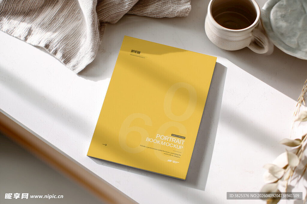 黄色笔记本置于桌面展示样机