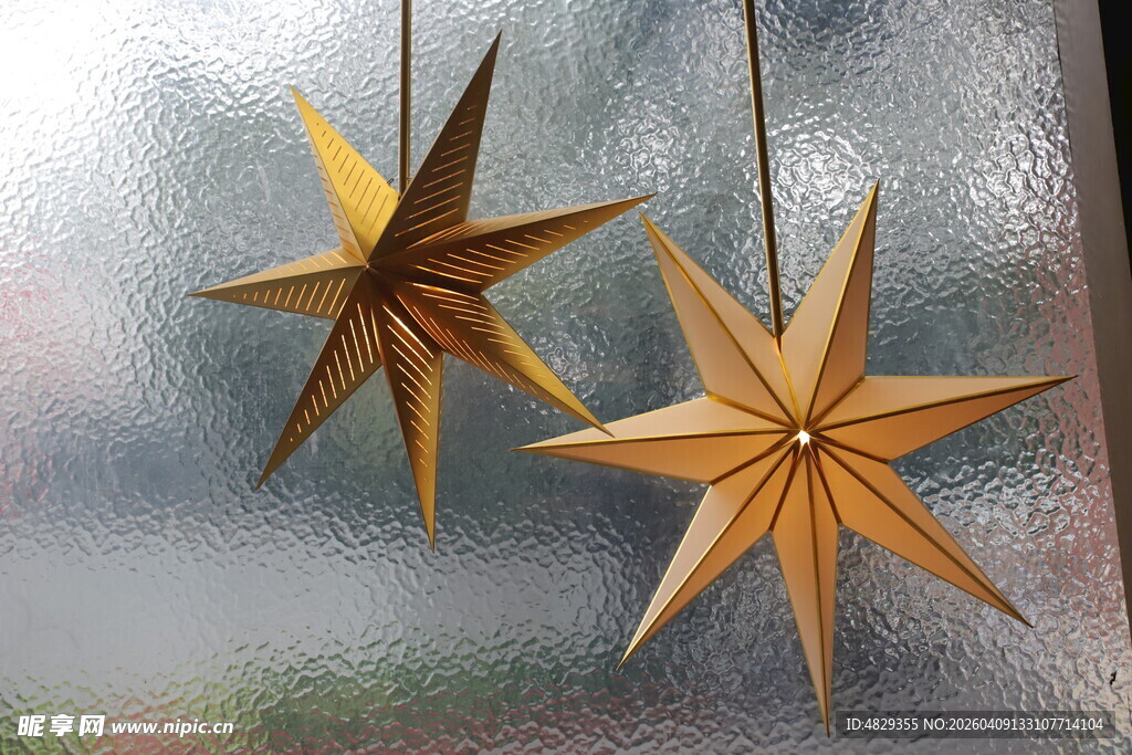 窗边悬挂的金色立体星星