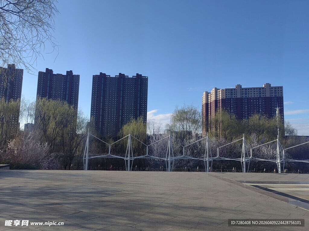 城市中的开阔广场与高楼