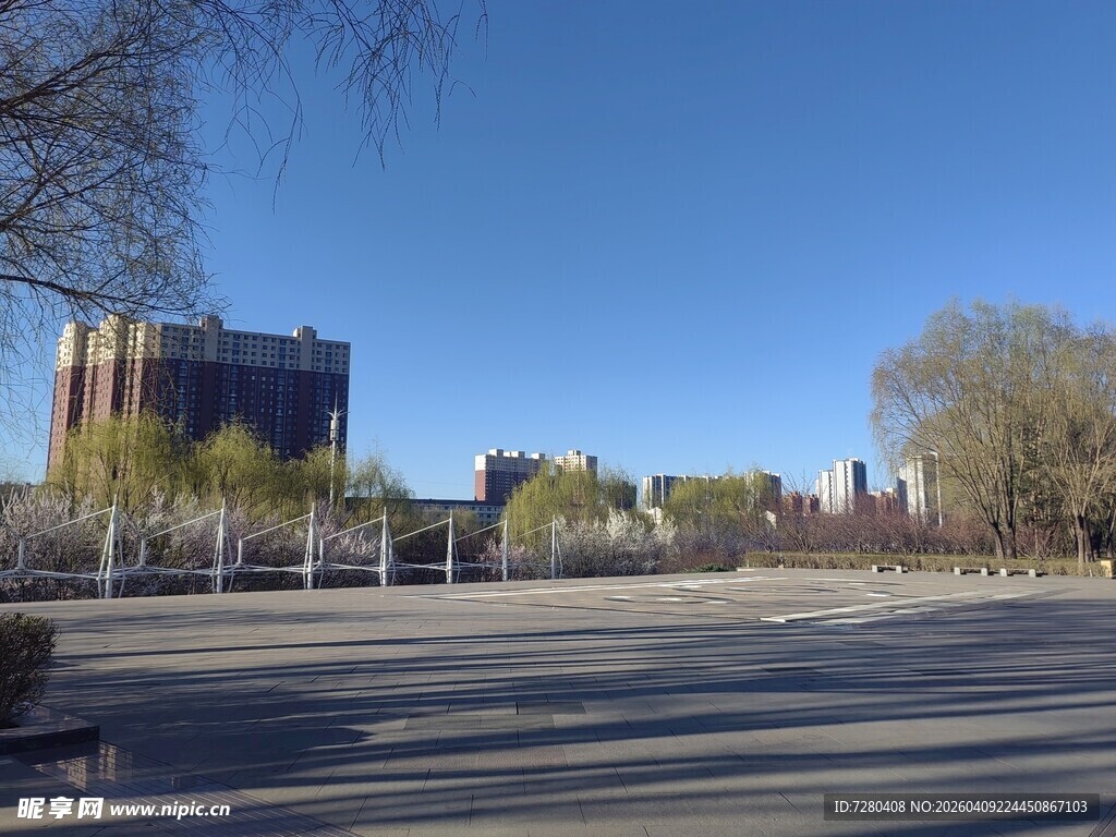 城市开阔空地与远处建筑