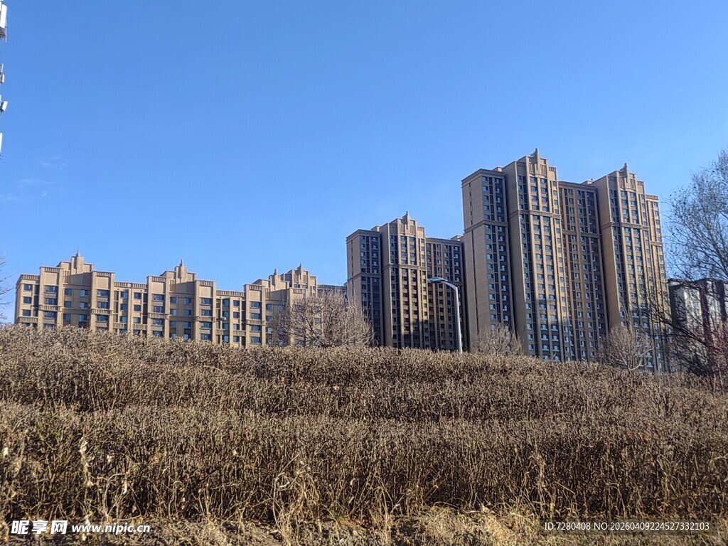 城郊高楼与荒地景观