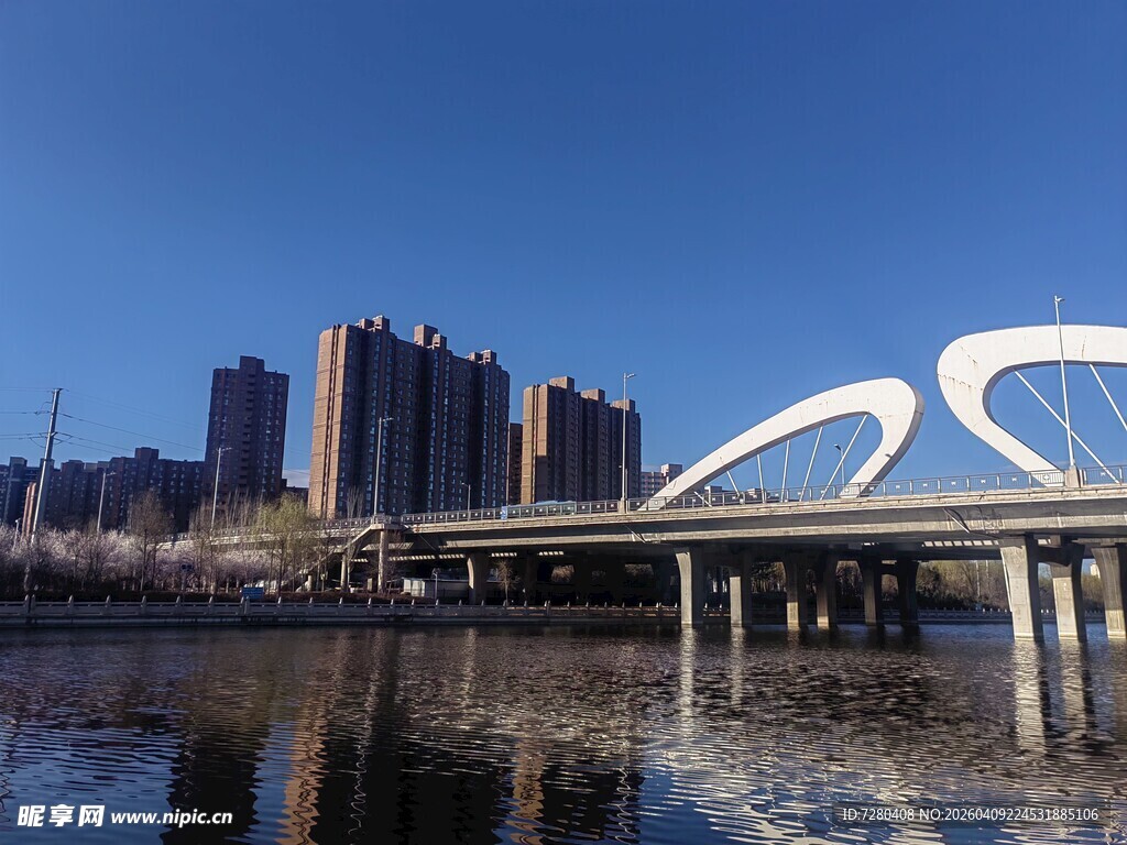 城市河畔现代桥梁景观