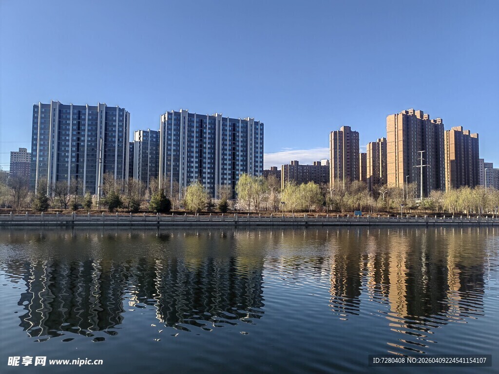 城市湖畔高楼倒影景致