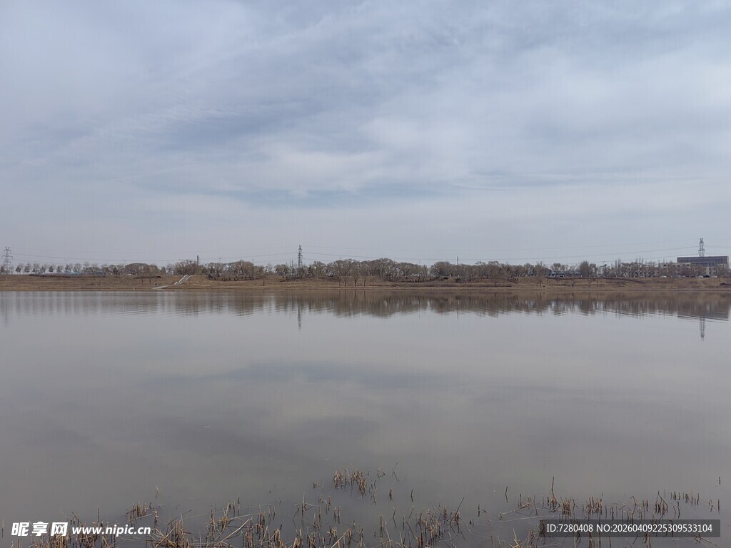 宁静水域与远处天际线