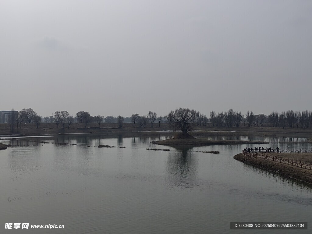 宁静河岸湖泊风光