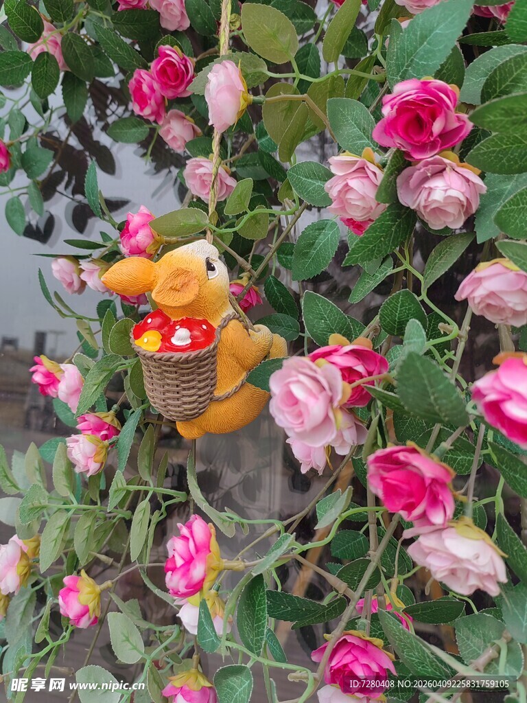 花丛中的鲜艳小黄玩偶