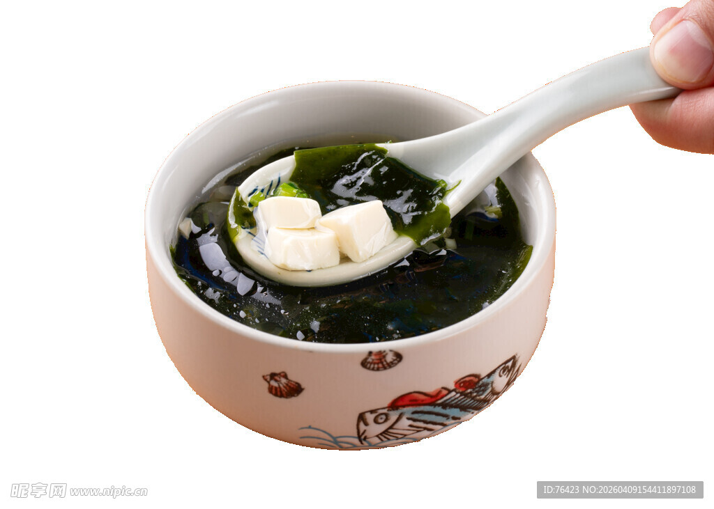 舀起的紫菜豆腐汤