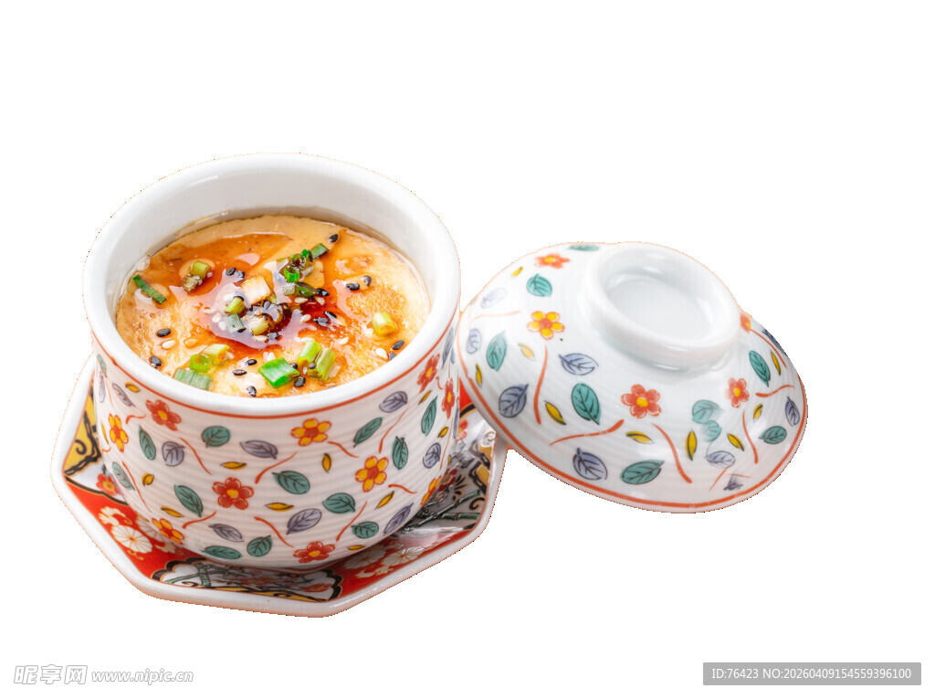 精美花纹碗盛美味汤羹