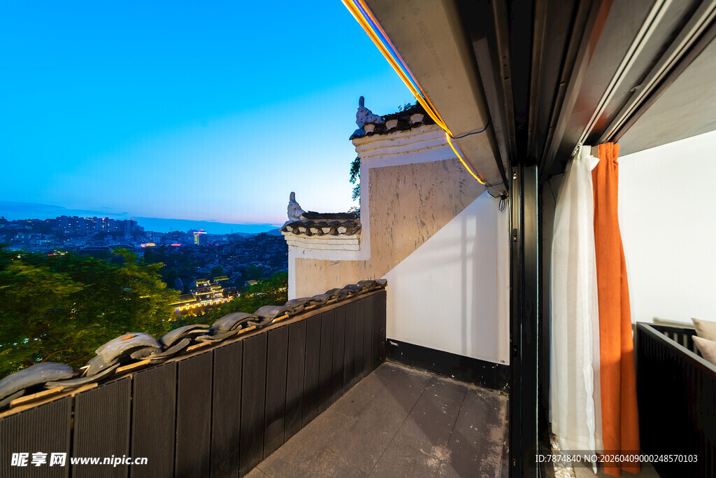 中式阳台外的美丽景致