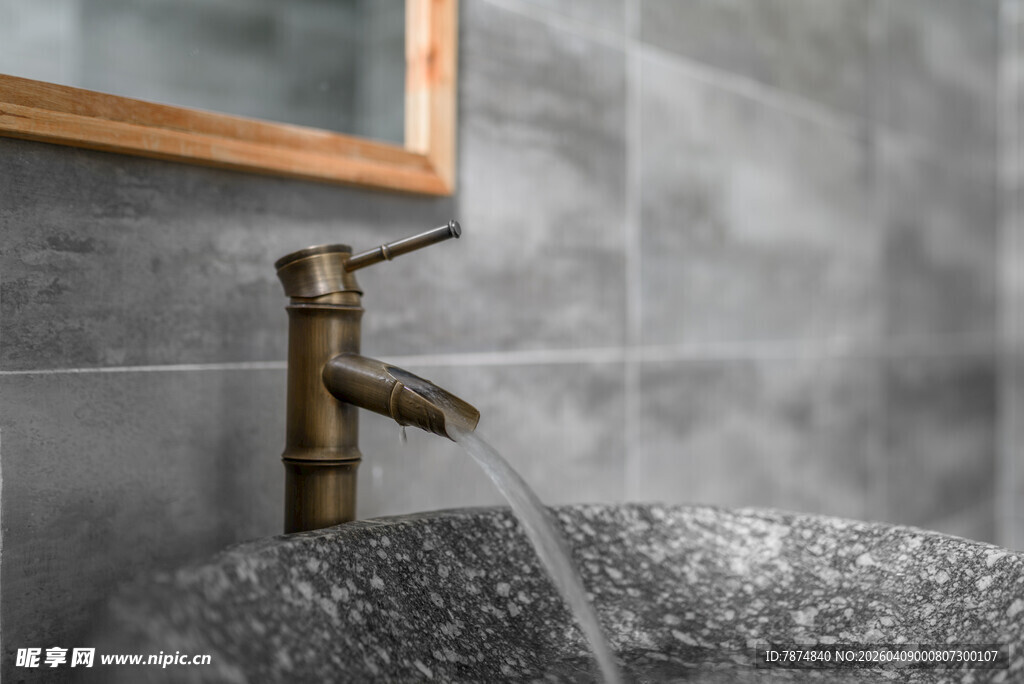 复古黄铜水龙头洗手场景