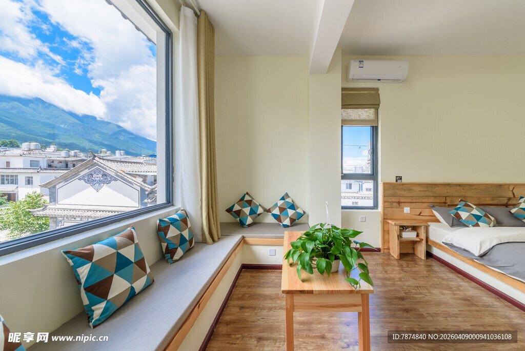 温馨明亮的窗边民宿休憩区