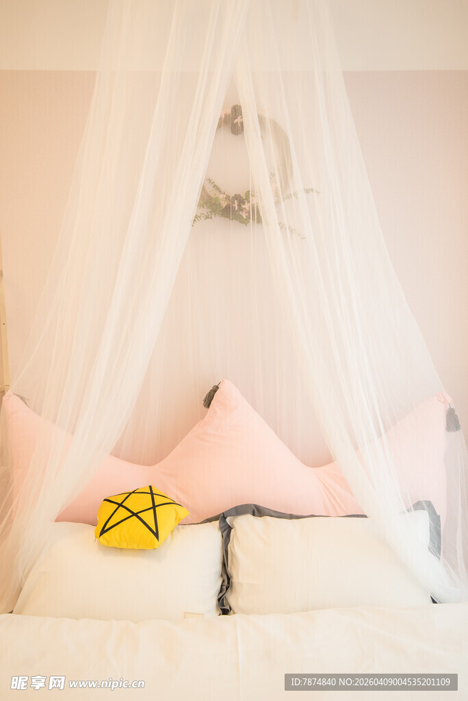 梦幻粉色系儿童床装饰