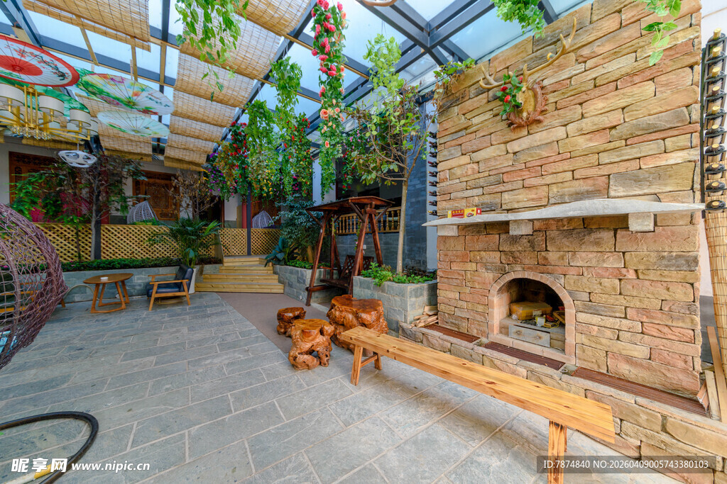 室内绿植环绕的休闲空间