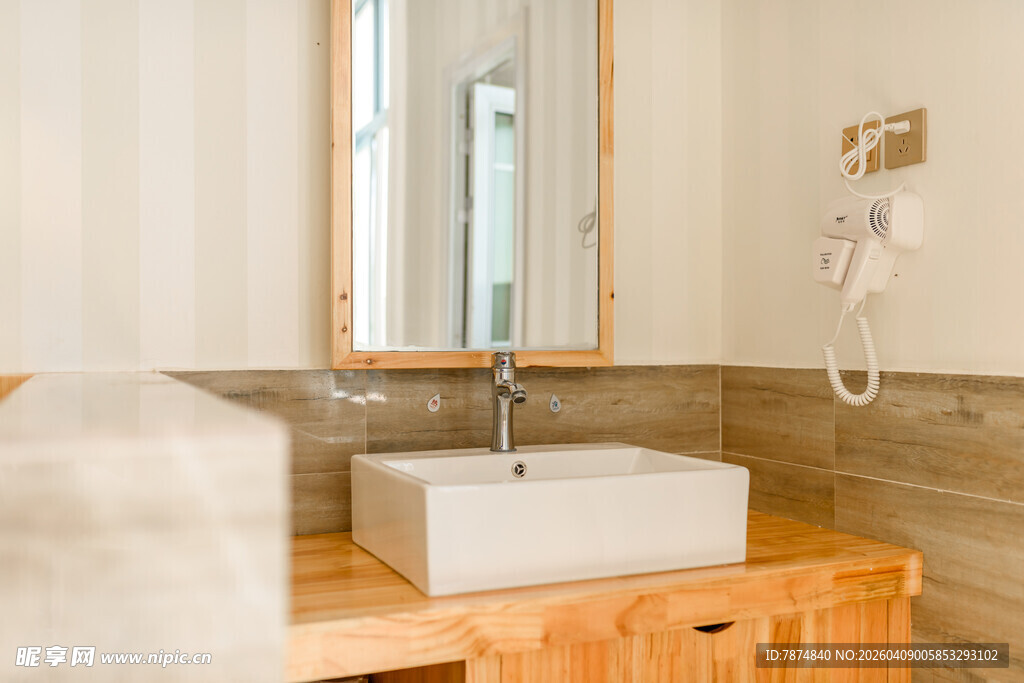 简约木质洗手台浴室一角