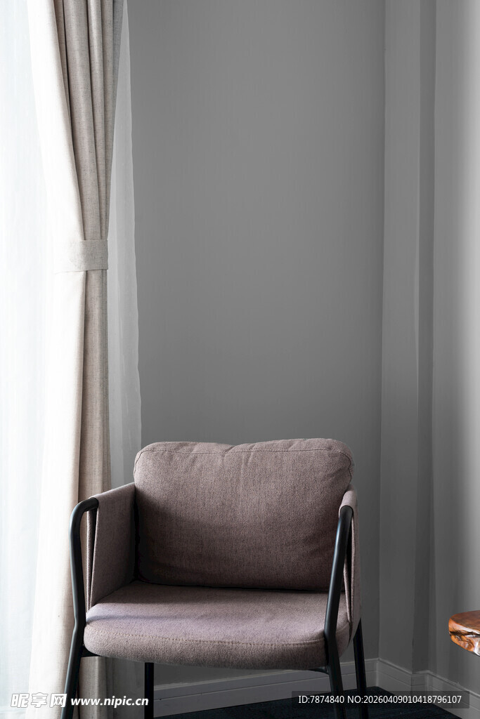 简约室内的舒适单人座椅