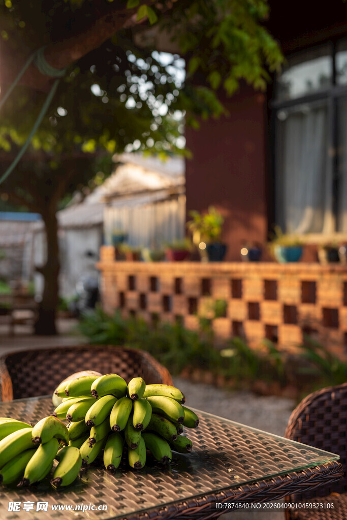 户外桌上摆放的青香蕉