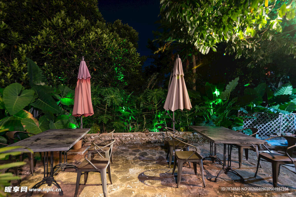 户外庭院夜间休闲场景