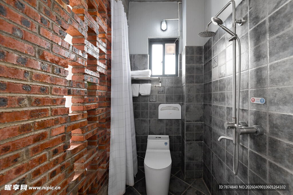 红砖灰砖搭配的卫生间